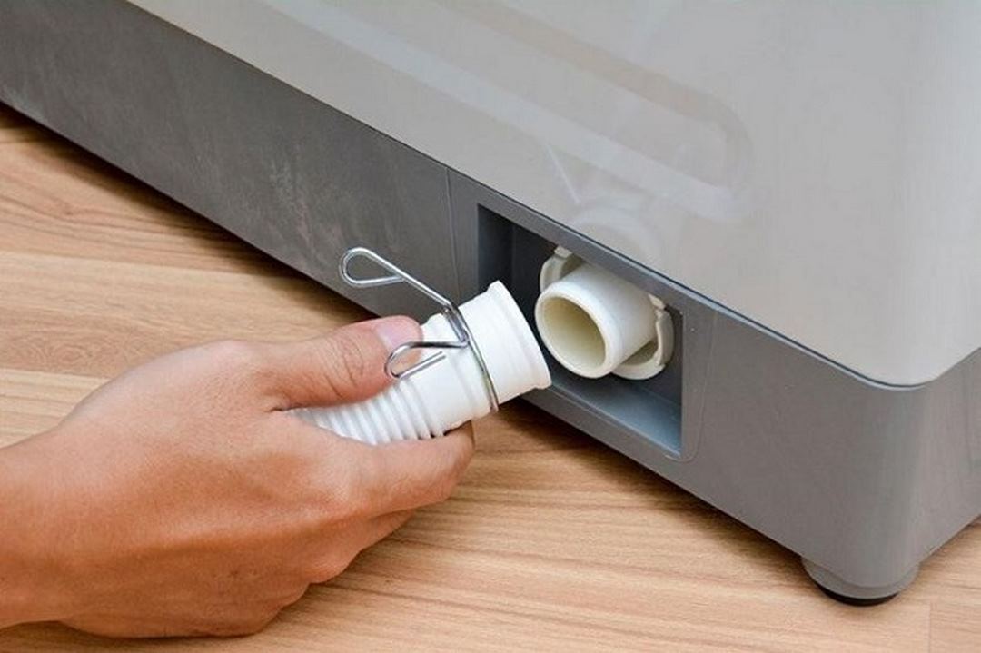 Kiểm tra lại các đường ống xả nếu máy giặt bị chảy nước khi giặt