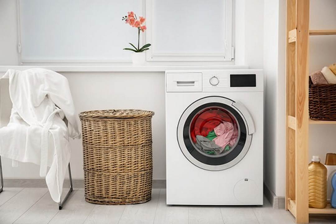 Máy giặt phải được bố trí đặt ở trên bề mặt bằng phẳng
